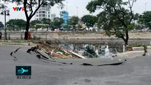 Sụt lún trên đường ven kênh Tàu Hủ