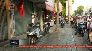 Tăng cường phạt nguội người điều khiển xe máy chạy trên vỉa hè