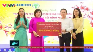 Tặng viện phí cho bệnh nhân gặp khó khăn dịp Tết