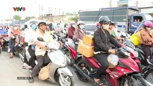 Cửa ngõ về miền Tây ùn ứ người dân về quê