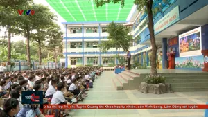 Học sinh quay lại trường học sau kỳ nghỉ Tết