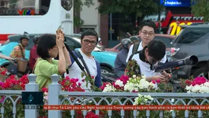 Người dân TP. Hồ Chí Minh chờ đón hiện tượng trăng máu