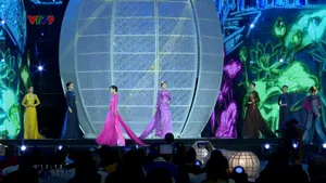 Hàng trăm bộ áo dài khoe sắc trong đêm khai mạc lễ hội áo dài