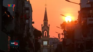 Giới trẻ săn ảnh "Mặt trời trứng muối" tại nhà thờ TP. Hồ Chí Minh