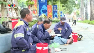 Lao động ngoài trời tìm cách đối phó với nắng nóng