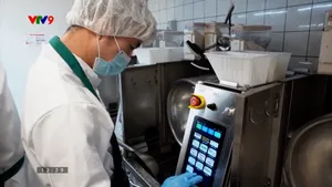 Đầu bếp robot tại ga tàu Bắc Kinh, Trung Quốc