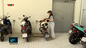 Cẩn trọng trong sạc pin để sử dụng xe máy điện an toàn