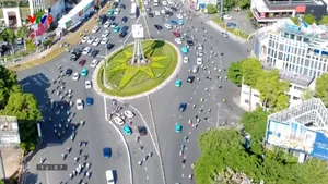 Ngày đầu thí điểm phương án lưu thông mới tại vòng xoay Điện Biên Phủ