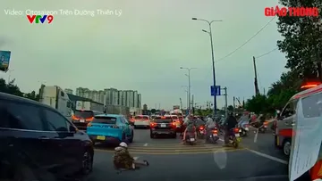 Camera giao thông: Mất lái khiến xe máy đâm trúng nhiều phương tiện