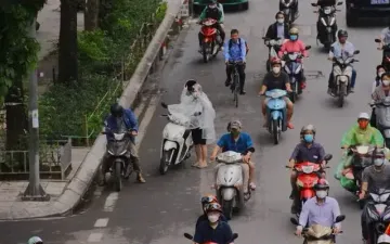 Cẩn thận khi dừng xe mặc áo mưa: Bạn có thể bị phạt nếu không biết điều này