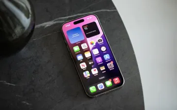 Tại sao tiết kiệm pin bằng AI không chỉ là tính năng mới, mà là chiến lược sống còn của iPhone?