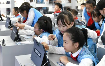 Trung Quốc thúc đẩy giáo dục AI từ sớm, nhưng 'siết' cách dùng: Học sinh không được viết bài bằng chatbot, giáo viên không được nhờ AI dạy thay
