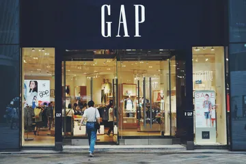 Thuế quan tiếp tục gây áp lực lên ngành bán lẻ Mỹ: Gap có thể mất 150 triệu USD
