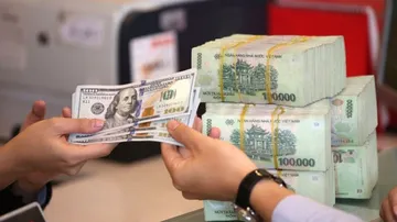 Tỷ giá USD/VND neo cao bất chấp đồng USD lao dốc toàn cầu