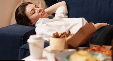 Ăn Xong Ngủ Liền? Coi Chừng "Báo Động Đỏ" Cho Sức Khỏe Của Gen Z