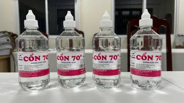 Cồn giả chứa methanol: "sát thủ thầm lặng" gây mù lòa, tử vong