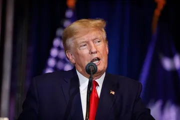 Tổng thống Donald Trump tuyên bố tăng thuế 33% với Canada