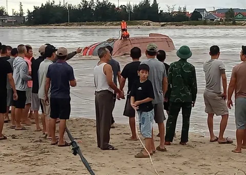 Quảng Bình: Ứng cứu tàu cá bị cát vùi lấp do ảnh hưởng của bão số 4