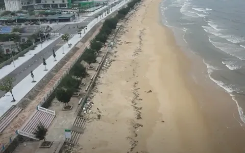 Hà Tĩnh các bãi biển ngập rác sau bão