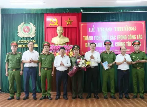 Hà Tĩnh: Triệt phá đường dây làm giả giấy tờ để buôn bán điện thoại “dỏm”