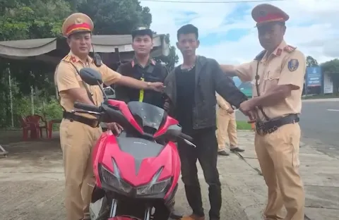 Cảnh sát giao thông bắt trộm khi làm nhiệm vụ tuần tra