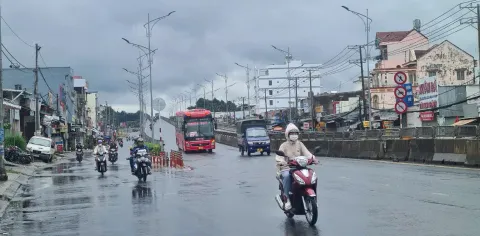 Nguy hiểm tình trạng tài xế xe tải vượt ẩu trên Quốc lộ 20