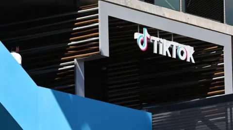 TikTok cấm các tài khoản của RT bằng tiếng Arab