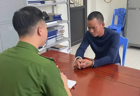 Nam thanh niên vi phạm nồng độ cồn còn chống đối, tấn công CSGT