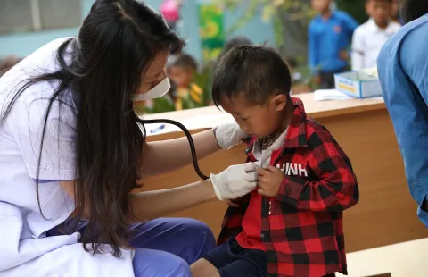 “Những bước chân xanh” chăm lo sức khỏe trẻ em vùng cao