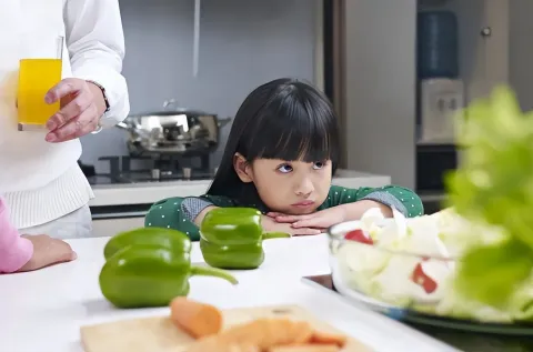 Tạo bữa cơm hấp dẫn cho trẻ biếng ăn