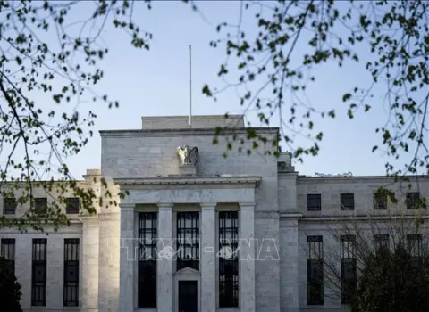 Thống đốc Fed: Hạ lãi suất có thể giảm rủi ro đối với thị trường việc làm Mỹ