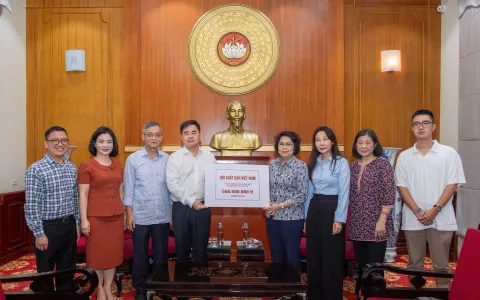 Hội Xuất bản Việt Nam trao 500 triệu đồng ủng hộ đồng bào bị ảnh hưởng bởi bão Yagi.