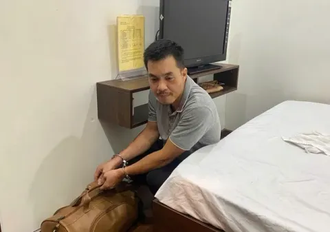 Việt kiều “dỏm” dùng USD giả lừa 500 triệu đồng tiền thật