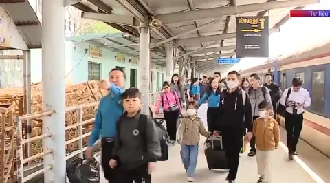 Người lao động được hỗ trợ vé tàu, vé máy bay về quê đón Tết Ất Tỵ
