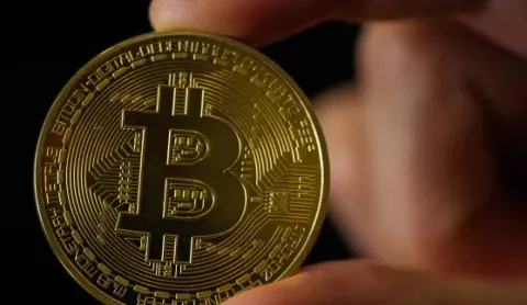 Bitcoin giảm mạnh về dưới 61.000 USD