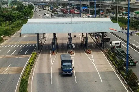 Từ ngày 13/10, dừng miễn phí xe chở hàng cứu trợ bão lũ qua trạm thu phí