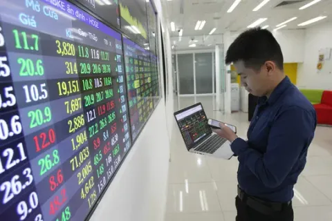 VN-Index tăng sát mốc 1.600 điểm