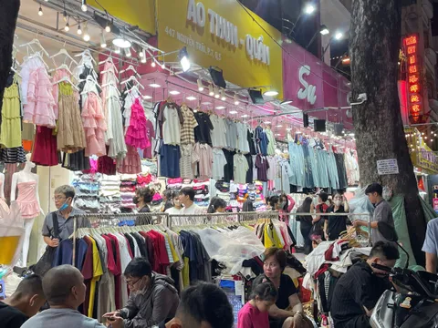 Chợ quần áo "khủng" giá rẻ mùa cận Tết ở TP Hồ Chí Minh