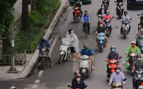 Cẩn thận khi dừng xe mặc áo mưa: Bạn có thể bị phạt nếu không biết điều này