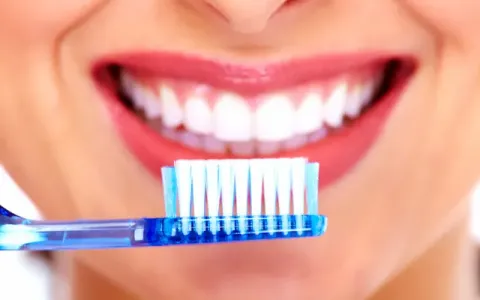 4 dấu hiệu cảnh báo bạn đang đánh răng sai cách, có thể gây hại cho men răng