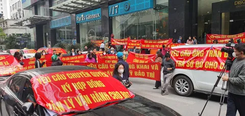 7 năm chưa có sổ hồng, cư dân Discovery Complex  căng biểu ngữ đòi chủ đầu tư lên tiếng