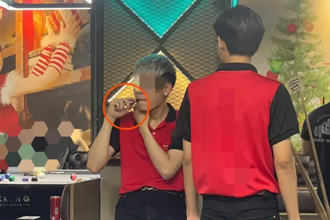 Bất chấp lệnh cấm, nhiều bạn trẻ vẫn "vô tư" sử dụng thuốc lá điện tử