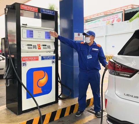 Giá xăng dầu giảm sâu, tác động đến ngành nào?