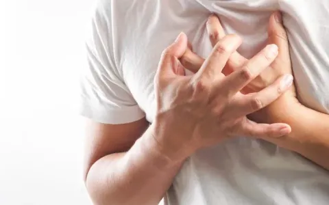 Đau ngực: Dấu hiệu không nên xem nhẹ và cách xử trí kịp thời
