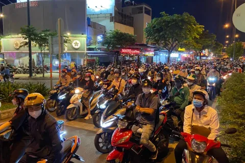 Thay đổi khung giờ bắt buộc bật đèn xe: Lưu ý quan trọng từ 1/1/2025