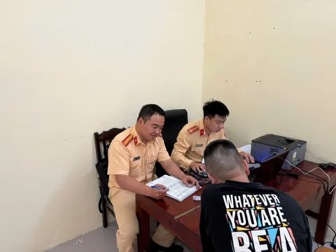 Ninh Bình: Tài xế bị phạt 11 triệu tước bằng 02 tháng vì điều khiển ô tô vượt đèn đỏ, làm hỏng cần chắn đường sắt