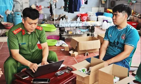 Bắt quả tang một cơ sở sản xuất mỹ phẩm giả với quy mô cực lớn tại Bắc Giang