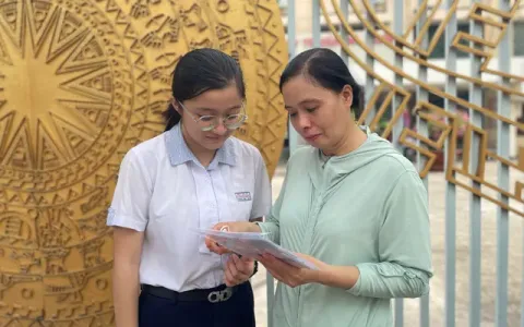 Phụ huynh học sinh hồ hởi chờ được miễn học phí, con được học 2 buổi/ngày