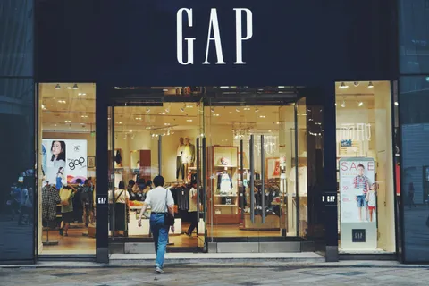 Thuế quan tiếp tục gây áp lực lên ngành bán lẻ Mỹ: Gap có thể mất 150 triệu USD