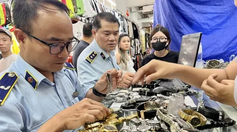"Xứ sở" hàng nhái dai dẳng giữa trung tâm thành phố